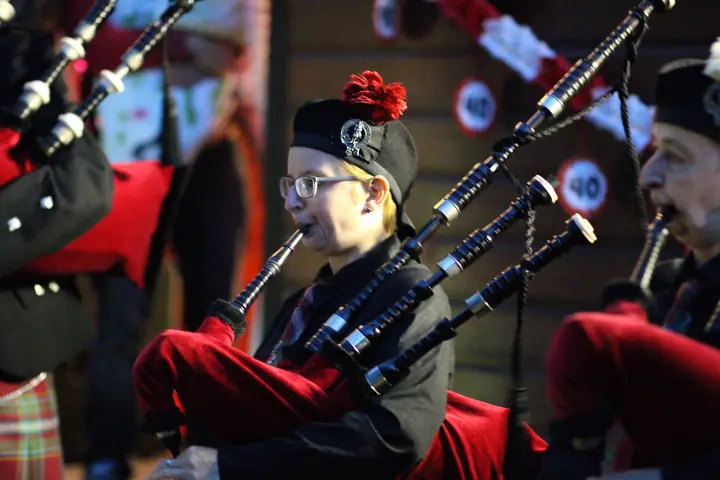 Junger Dudelsackspieler der Pipes and Drums of Cherrytown beim Spielen