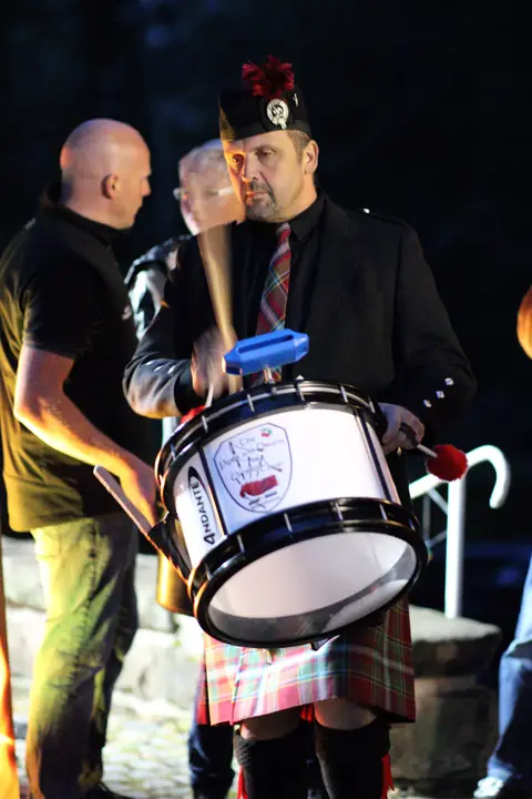 Snare-Drummer der Pipeband beim Trommeln